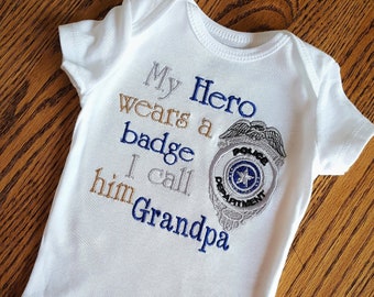 HERO SHIRT - Politieagent Correctional Officer Custom Hero Badge Shirt of babypak - Kies uw borduurbadge - Goud of Zilver