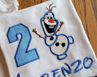 Frozen Olaf Disney Elsa en Anna favoriete Sneeuwman Custom Birthday Shirt - Elke naam of verjaardagsnummer op uw borduur- en appliquécadeau.