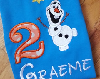 Frozen Olaf Disney Elsa en Anna favoriete Sneeuwman Custom Birthday Shirt - Elke naam of verjaardagsnummer op uw borduur- en appliquécadeau.