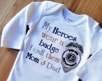 HERO SHIRT - Politieagent Correctional Officer Custom Hero Badge Shirt of babypak - Kies uw borduurbadge - Goud of Zilver