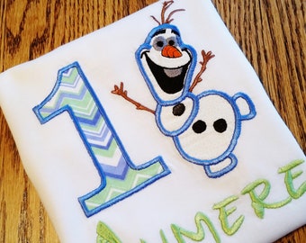 Frozen Olaf Disney Elsa en Anna favoriete Sneeuwman Custom Birthday Shirt - Elke naam of verjaardagsnummer op uw borduur- en appliquécadeau.