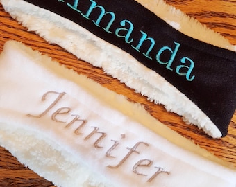 Fleece hoofdband met oorwarmers en gepersonaliseerd borduurwerk - met monogram