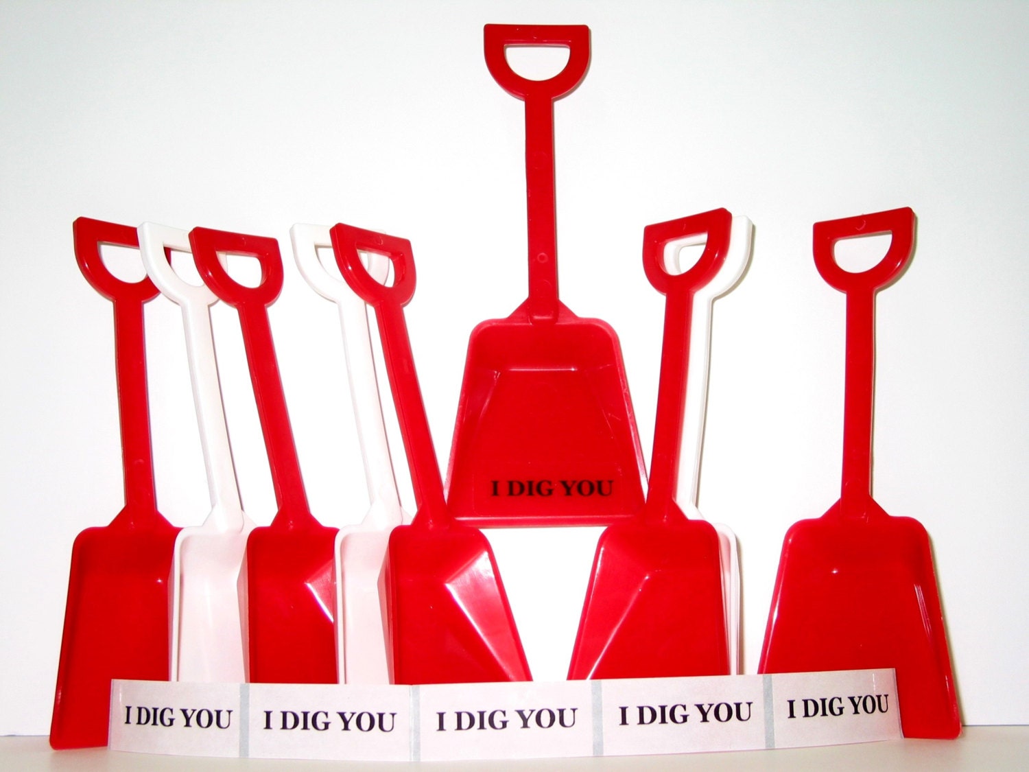 12 White Toy Plastic Sand Beach Shovels & I Dig You Stickers  Made in America* 