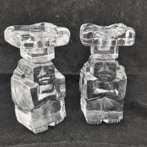 Erik Hoglund による Kosta Boda の作品 - 珍しい彫刻/キャンドルホルダーのペア - Boda のガラスアート。1960 年代スウェーデン。スカンジナビアのモダン コレクター向け
