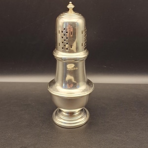Sterling Silver Sugar Shaker 1945 – Birmingham Hallmarks – English Vintage Muffineer by G&S Co, 17 cm