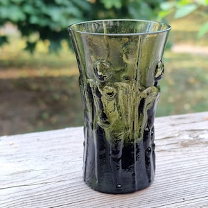 以下が含まれることがあります： テクスチャ加工されたリブ付きのデザインが施された緑色のガラス製のショットグラス。グラスは濃い緑色の底と薄い緑色のトップを持っています。