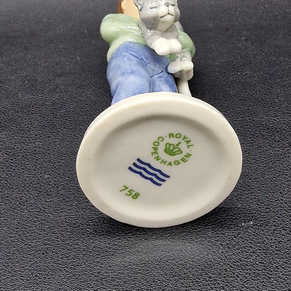 2001年 ロイヤルコペンハーゲン 少年 猫 フィギュリン ロイヤルコペンハーゲン フィギュリン 猫 - メルカリ