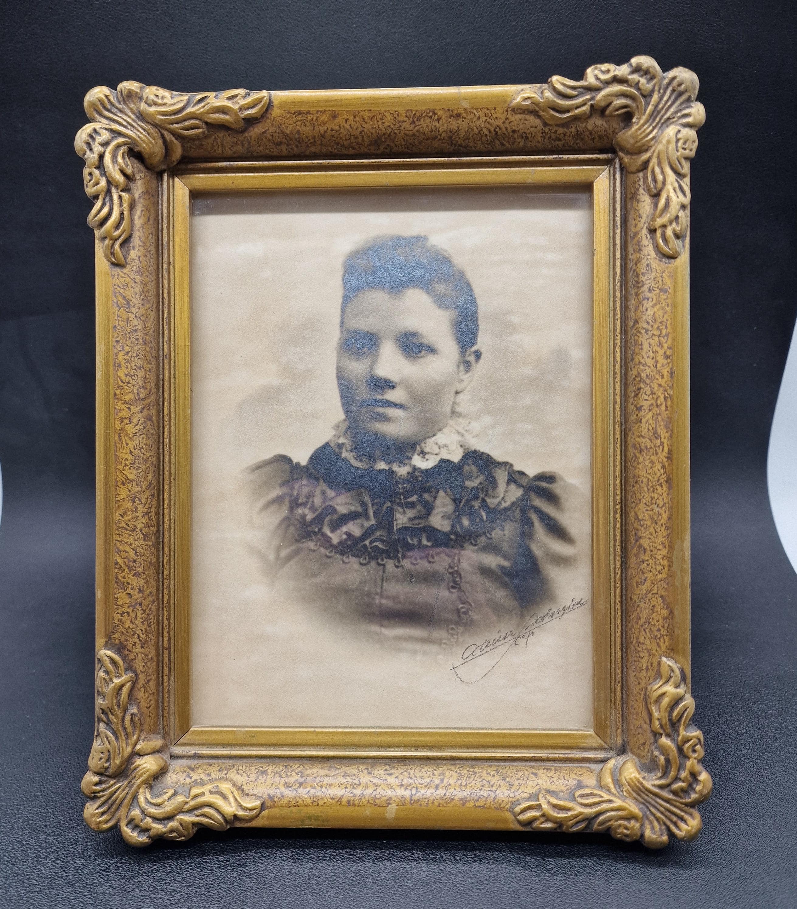 フォトフレーム Antique Painting Portrait Antique 19th Century Photo in a Vintage Scandinavian Photo Frame
