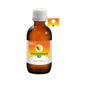 Op de afbeelding: Een bruine glazen fles met een witte dop, met het label "Rapsolie, Puur & Natuurlijk" met een geel en groen ontwerp. Het label bevat ook de tekst "SSCP Botanicals".