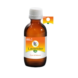 Może przedstawiać: Brązowa butelka szklana z białym korkiem, zawierająca olejek lawendowy. Etykieta jest pomarańczowa i biała z tekstem "SSCP® Botanicals Lavender Oil Pure & Natural".