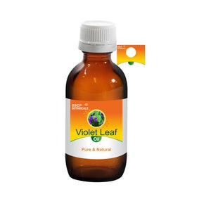 Op de afbeelding: Een bruine glazen fles met een witte dop, met het label "Violet Leaf Oil, Pure & Natural" en een klein afbeelding van viooltjes. Het label is oranje met groene en witte accenten. De fles is een product van SSCP Botanicals.