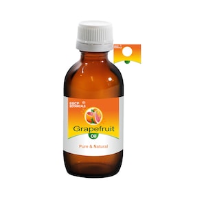 Puede incluir: Una botella de vidrio marrón con tapa blanca, etiquetada como "Grapefruit Oil, Pure & Natural". La etiqueta presenta una ilustración de pomelo. La botella contiene un líquido transparente.