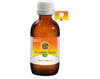 Könnte beinhalten: Eine braune Glasflasche mit weißem Verschluss, beschriftet mit "Pumpkin Seed Oil, Pure & Natural". Das Etikett zeigt außerdem ein kleines Bild von Kürbiskernen und den Text "SSCP Botanicals".