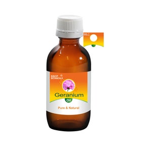 Puede incluir: Una botella de vidrio marrón con una tapa blanca, etiquetada "Geranium Oil, Pure & Natural" con un gráfico de flor rosa. La etiqueta también incluye el texto "SSCP Botanicals".