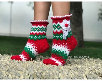 Christmas Ankle Floral Socks With Flowers in Red Green and White Colors Knit Woman Short Socks Knitted Christmas Stocking Gestrickte Socken