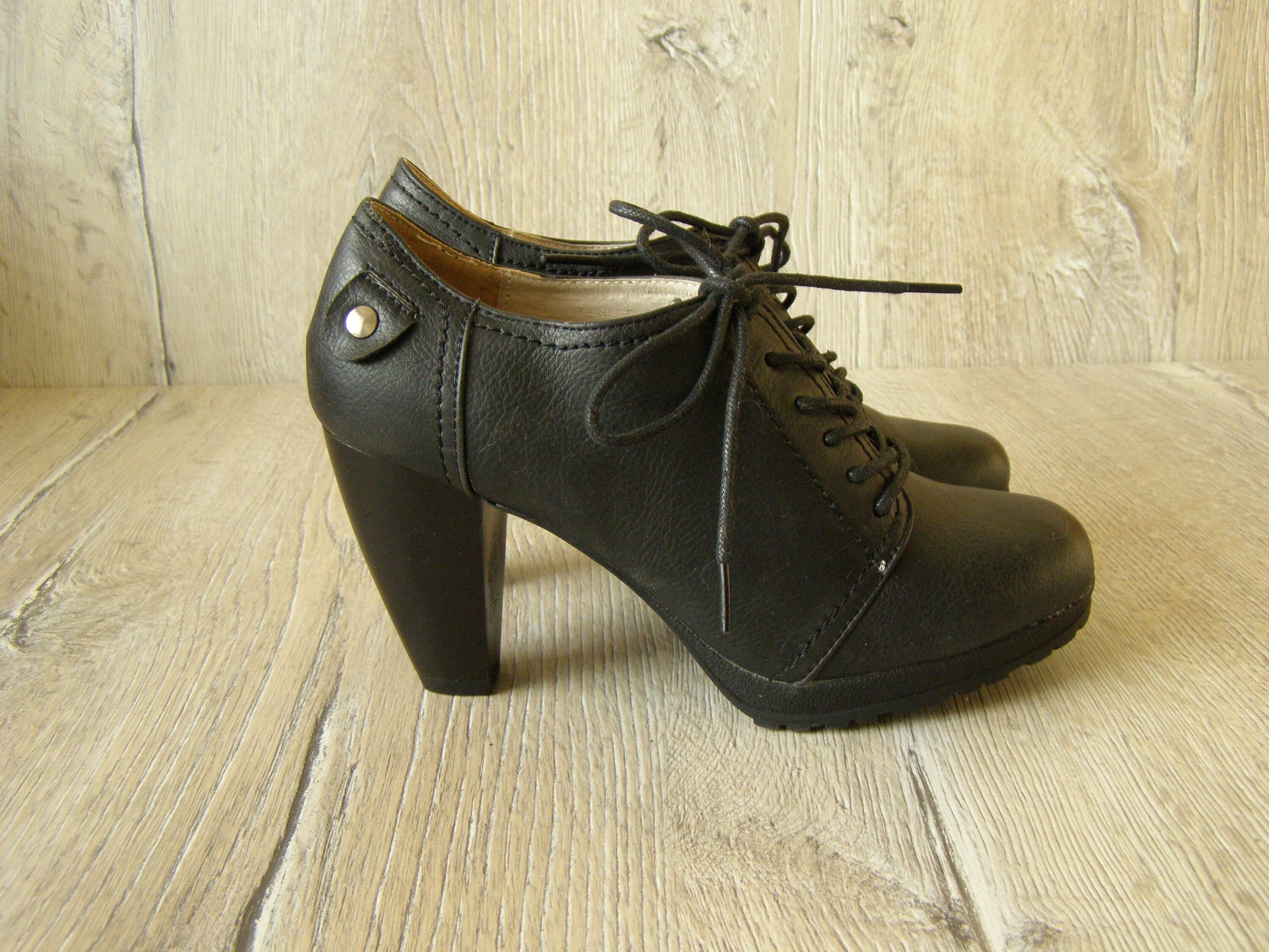 black platform boots size 6