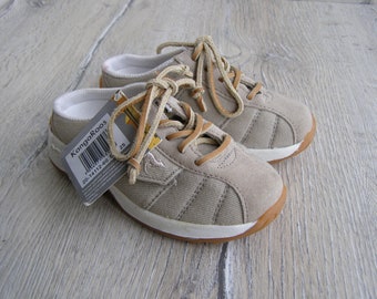 KANGAROOSキッズシューズの新作。ヴィンテージベージュのテニスシューズ。子供用シューズ。男の子・女の子用ユニセックススポーツシューズ。キッズサイズ：US8/UK7/EU25