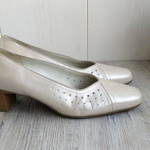 Size 11. Jenny by Ara Leather Shoes. Vintage Leather Pumps. Women&#39;s Beige Shoes. Classic Holiday Pumps. Medium Heels. Size 7.5 uk/ 41.5 eu