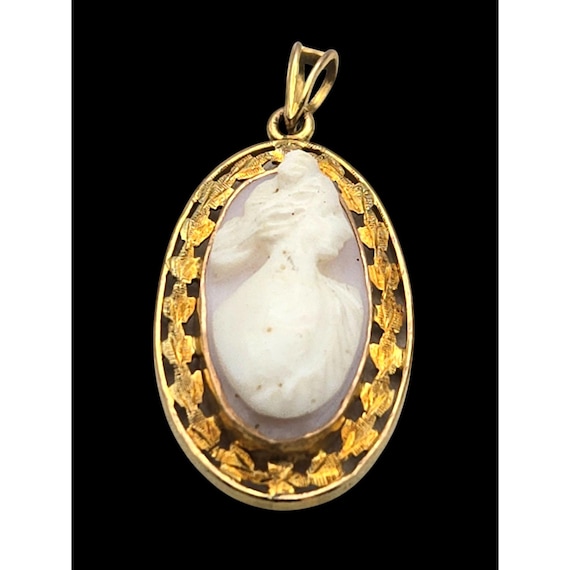 Vtg. 10 Kt. Yellow Gold Carved Shell Cameo Pendant 1 " x 1/2 "