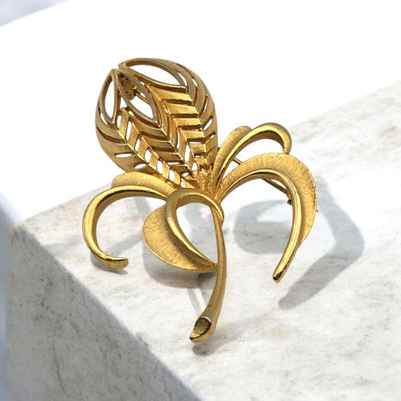Vintage Gold Tone Leaf & Bow Brooch Pin Trifari ?