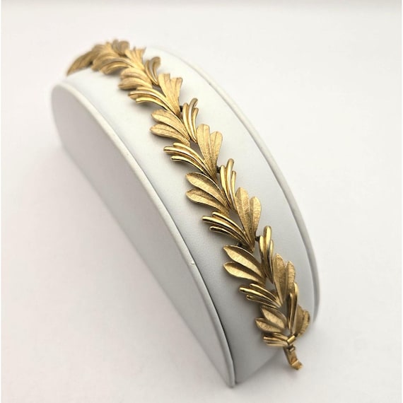 Vtg Crown Trifari Gold Tone Leaf Bracelet 7" W/ Fold-Over Clasp