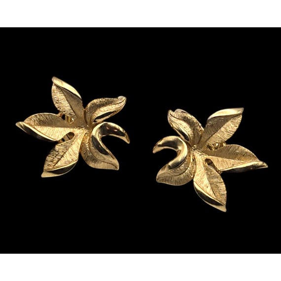 Vintage Crown Trifari Gold Tone Floral Clip-On Earrings