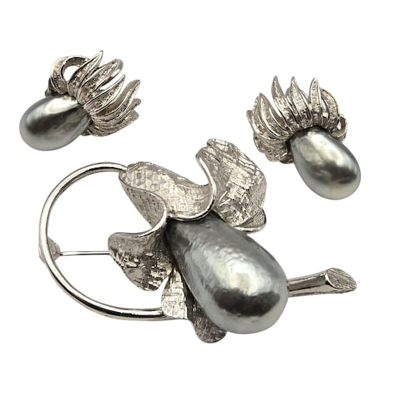 Vtg Capri Brooch & Clip-On Earring Set Silver Tone With Bluish Faux Pearl Accent