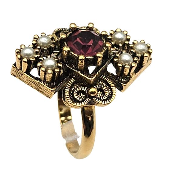 Vtg Sarah Coventry Art Deco Style Ring W/ Faux Ruby Gemstone & Pearl Accent Gold Tone Size 6.5