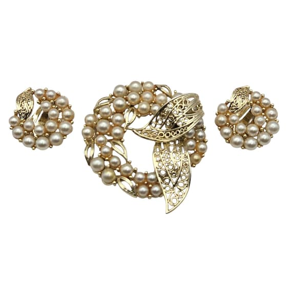 Vtg Lisner Gold Tone Brooch & Clip-On Earring Set With Faux Luster Pearl Accents Intricate Leaf Detailing Signed