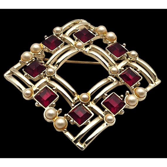 Vtg Sarah Coventry Faux Pearl & Red Rhinestone Brooch/Pendant 1 3/4 " x 1 3/4 "