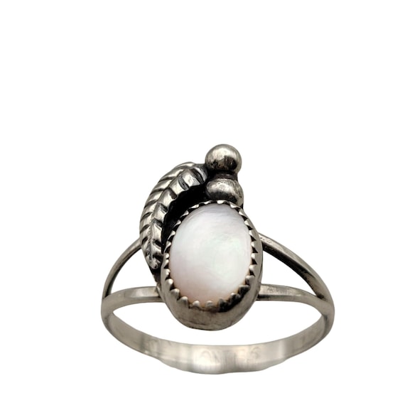 Vintage Sterling Silver Leaf & Bead Design Oval MOP Ring