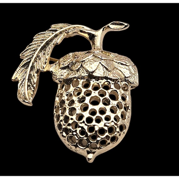 Vintage Sarah Coventry Gold-Tone Acorn & Leaf Brooch Pin Jewelry 1 5/8 " x 1 1/2 "