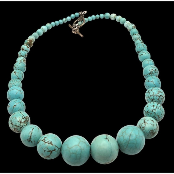 Vintage Turquoise / Howlite Beaded Necklace With Toggle Clasp & Graduated Beads