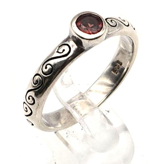 Vtg Sterling Silver Garnet Gemstone Cabochon Band Ring W/ Etched Swirl Design Size 7