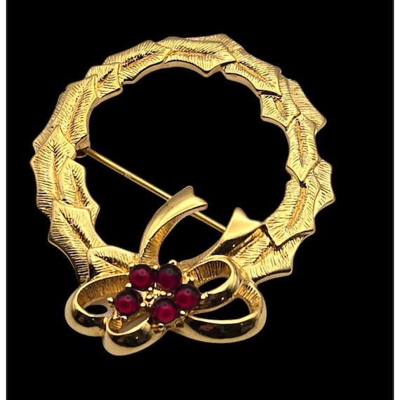 Vtg Monet Gold Tone Wreath Bow Brooch With Red Rhinestones Accent