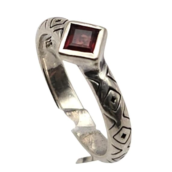 Vtg Sterling Silver Ring W/ Garnet Square Gemstone & Engraved Band Design Sz 7