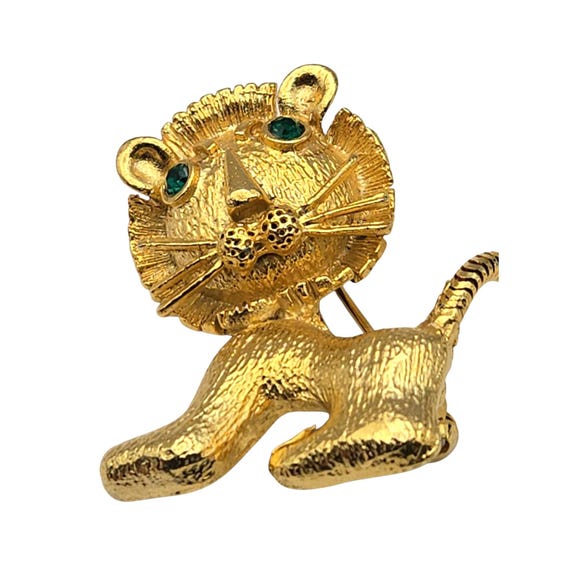 Vtg Lisner Lion Cub Brooch Pin Gold Tone W/ Green Rhinestone Eyes Reticulated Tail 1 1/4" X 1 1/2"