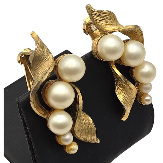Vintage Gold Tone Faux Pearl Clip-On Earrings Brushed Twisted Leaf Design Graduated Pearl Accents 1 1/2" Length & 3/4" Width