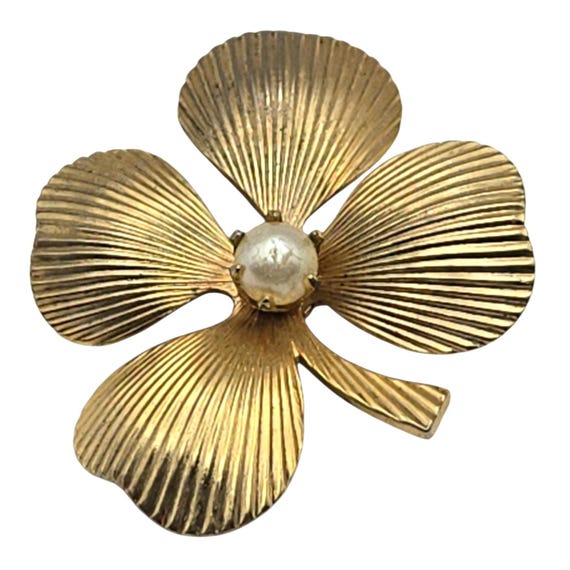 Vtg Coro Shamrock Brooch Pin Gold Tone With Faux Pearl Accent Center 1.25" X 1.25"