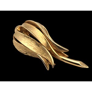 Vintage 1960s Gold Tone Leaf Brooch Pin Retro Jewelry Collectible