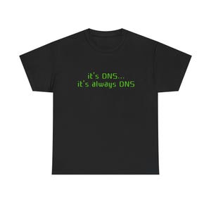 Può includere: T-shirt nero con la scritta verde "it's DNS... it's always DNS". Questa maglietta casual ha un girocollo ed è realizzata in un tessuto morbido. Una scelta comoda per l'uso quotidiano.