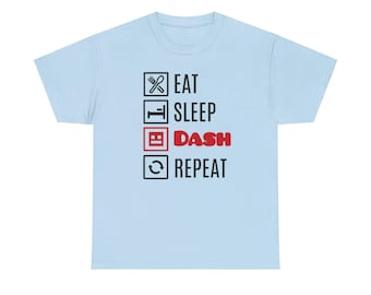 Könnte beinhalten: Hellblaues T-Shirt mit einer schwarzen und roten Grafik, auf der "Essen, Schlafen, Dash, Wiederholen" steht.