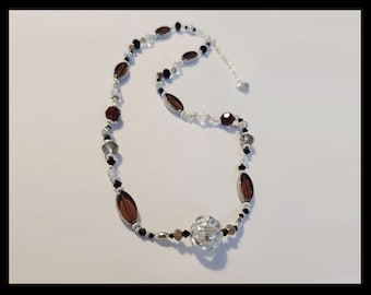 Lila Perlen Boho Halsschmuck: Silberne Akzente, Preciosa Kristalle