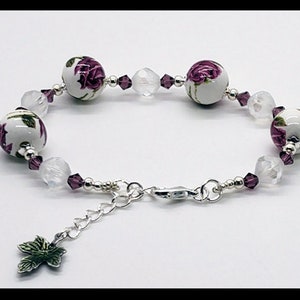 Bracciale rosa floreale rosa e verde con accenti viola e argento