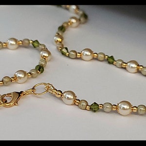 Collar, pulsera y pendientes de perlas sintéticas con cuentas verdes y crema y cristales de Swarovski con detalles dorados