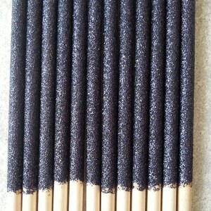 K&ouml;nnte beinhalten: Ein Set mit 15 Bastelst&auml;bchen mit schwarzem Glitzer. Die St&auml;bchen sind aus Holz und haben eine schwarze Glitzerbeschichtung auf der oberen H&auml;lfte. Die untere H&auml;lfte der St&auml;bchen ist aus Naturholz.