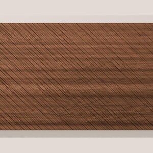 Op de afbeelding: Een rechthoekig houten paneel met een rijke bruine tint en een duidelijk nerfpatroon. Het oppervlak wordt gekenmerkt door een reeks parallelle, diagonale groeven die in het hout zijn ge&euml;tst, wat een gestructureerd, lineair visueel effect cre&euml;ert.
