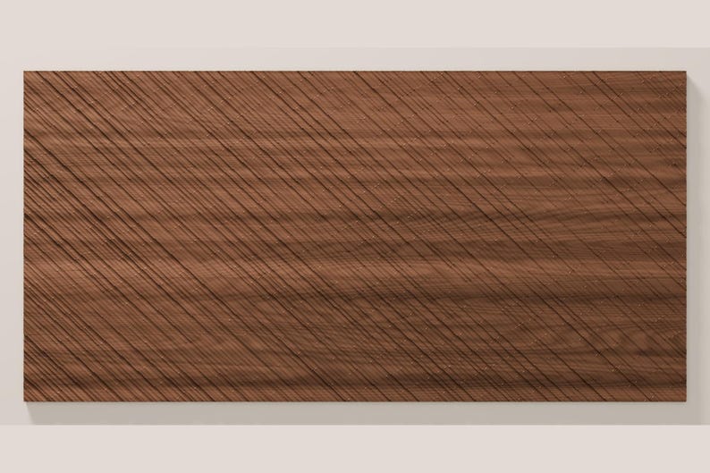 Op de afbeelding: Een rechthoekig houten paneel met een rijke bruine tint en een duidelijk nerfpatroon. Het oppervlak wordt gekenmerkt door een reeks parallelle, diagonale groeven die in het hout zijn ge&euml;tst, wat een gestructureerd, lineair visueel effect cre&euml;ert.
