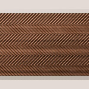 Puede incluir: Un panel rectangular de madera con un patr&oacute;n repetitivo de bandas horizontales con ranuras diagonales. La madera tiene un tono marr&oacute;n medio con vetas visibles, y la textura de la superficie alterna entre secciones lisas y estriadas.