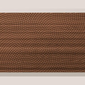 Puede incluir: Un panel de pared rectangular que presenta un patr&oacute;n repetitivo de peque&ntilde;as baldosas cuadradas de color marr&oacute;n dispuestas en una formaci&oacute;n curva similar a un mosaico. La superficie tiene una apariencia texturizada y tridimensional.